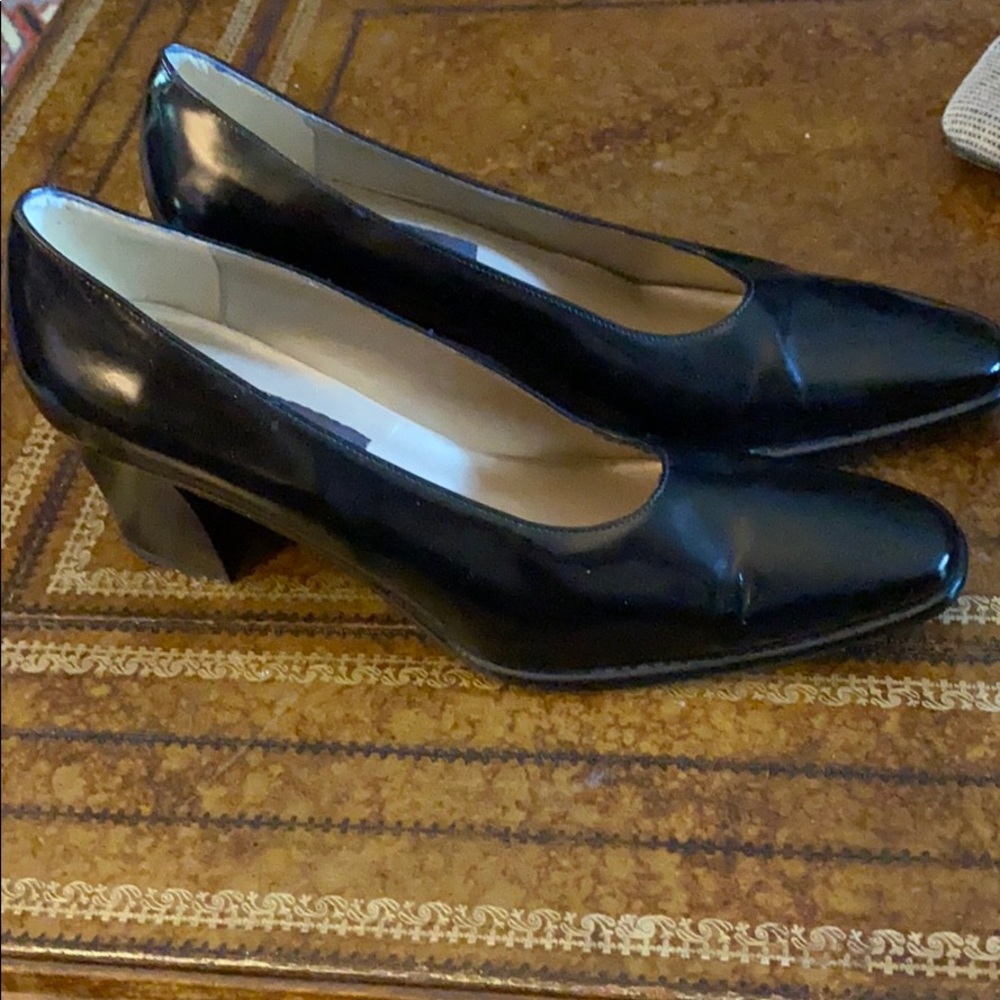 Sesto Meucci classic black leather pump.